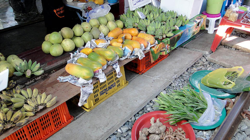 maeklong railway market photos