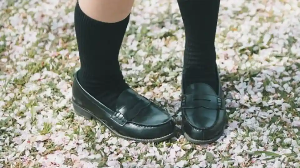  Never bring shoes inside temples!