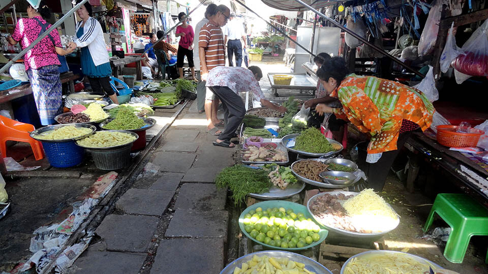 maeklong railway market photos