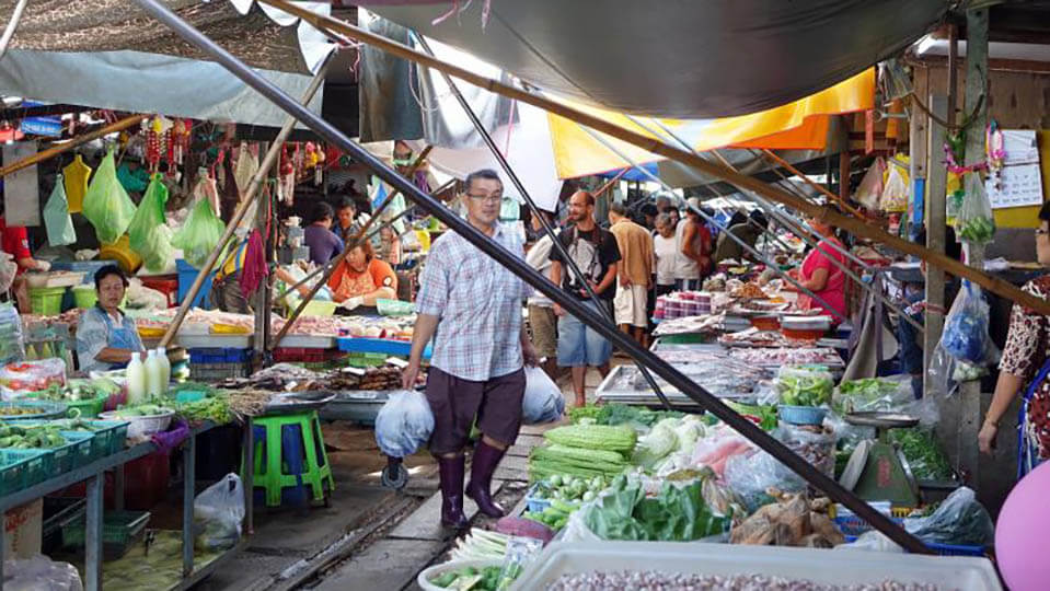 maeklong railway market photos