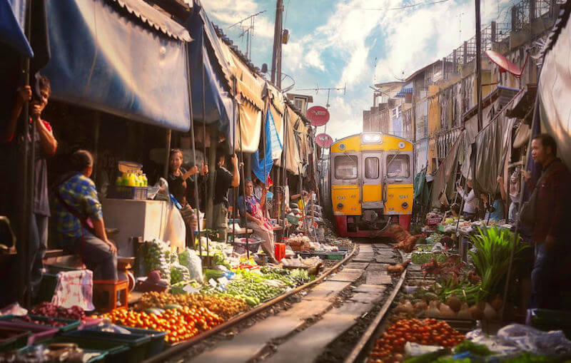 Mae Klong Railway Market (Hoop Rom Market)