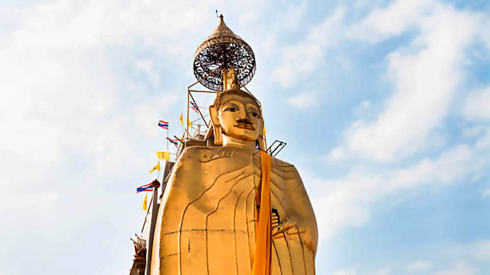 This temple is famous for its towering, 32-meter-tall standing Buddha statue, which is covered in gold leaf and decorated with glass mosaics. The grounds and statue are free to view.