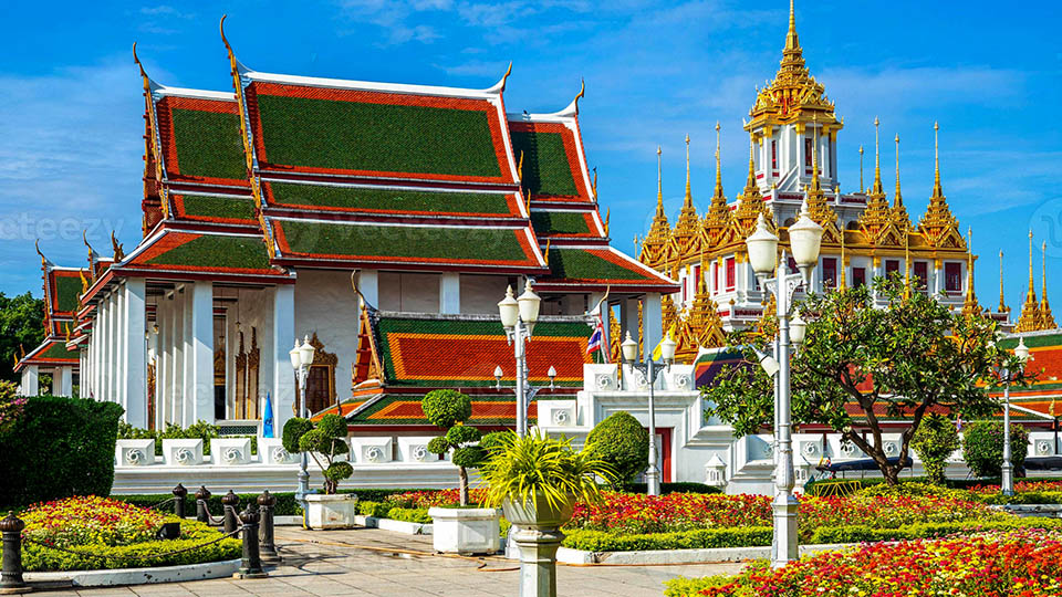 Also known as the "Metal Castle," this unique temple is famous for its 37 spires, representing the 37 virtues toward enlightenment. While there may be a fee to climb to the top, the grounds and main building are free to explore.